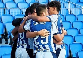Los futbolistas de la Real Sociedad B celebran uno de sus goles al Andorra.