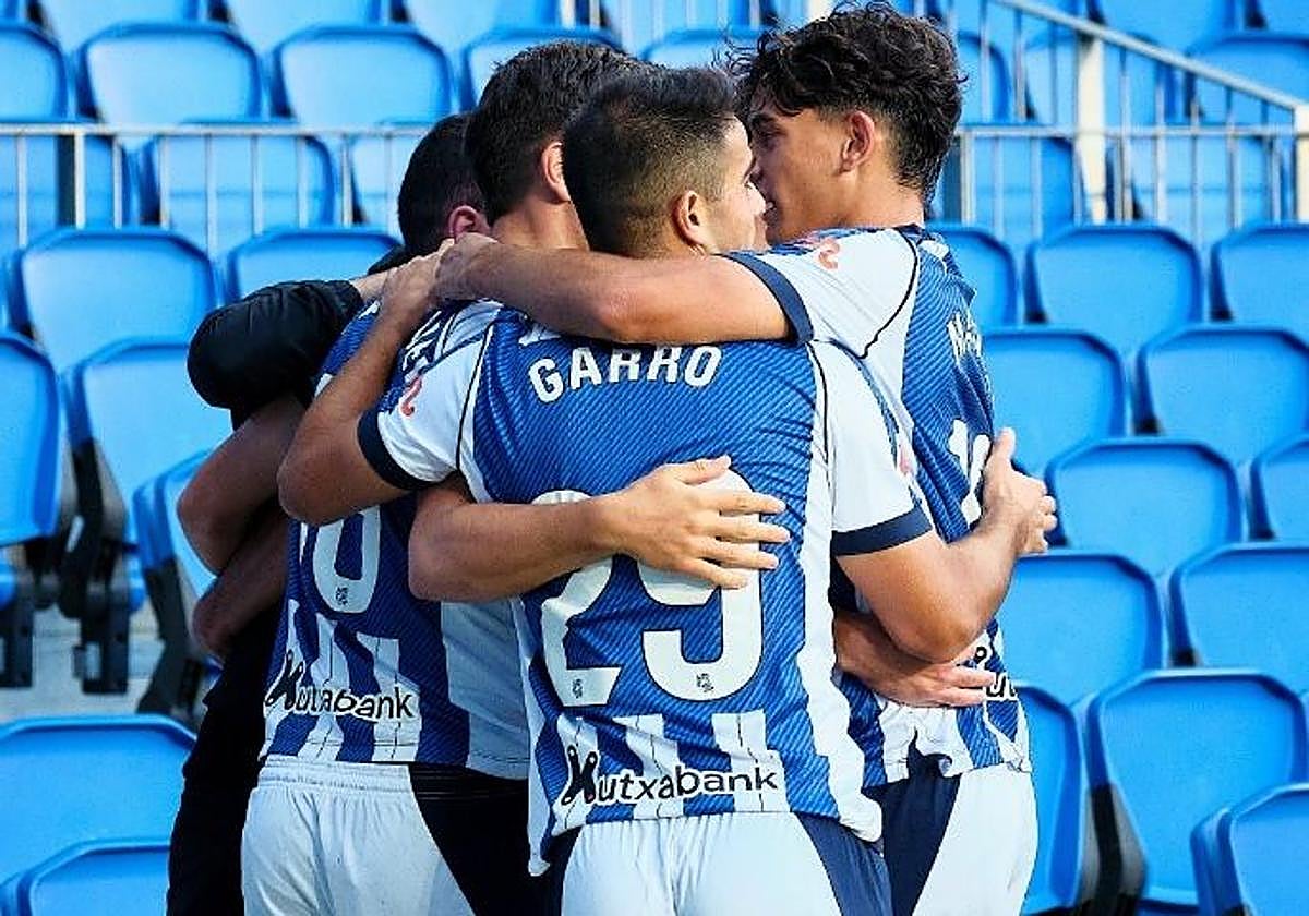 Los futbolistas de la Real Sociedad B celebran uno de sus goles al Andorra.
