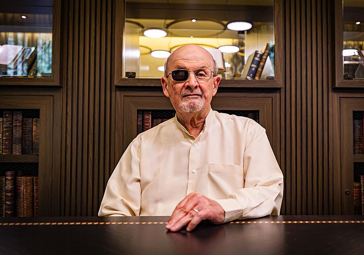 Salman Rushdie, en la biblioteca del Hotel Washington Irving de la Alhambra.