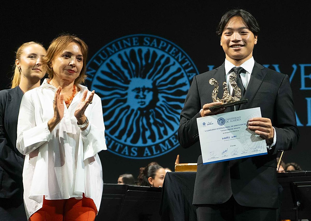 Imagen secundaria 1 - El V Concurso Internacional de Dirección de Orquesta de la UAL corona al estadounidense Harris Han