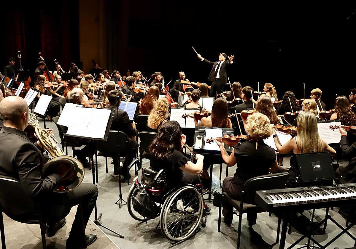 Imagen principal - El V Concurso Internacional de Dirección de Orquesta de la UAL corona al estadounidense Harris Han