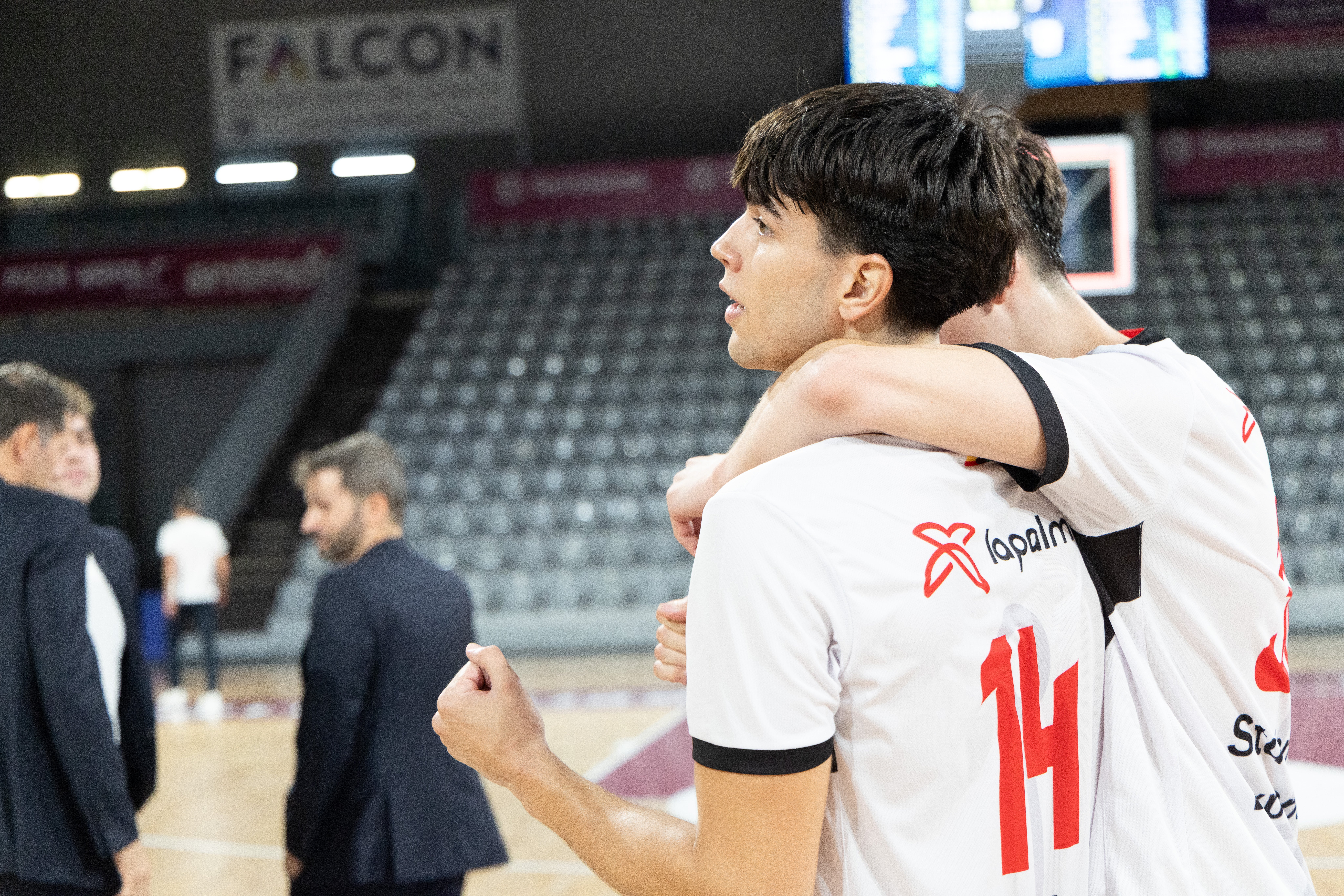 Álvaro Fernández, 'Mena', celebra el triunfo en el Barris Nord.