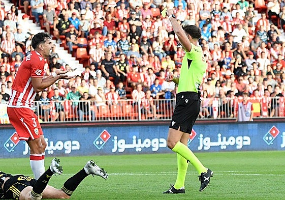 Álex Muñoz es amonestado y no podrña jugar en Córdoba.