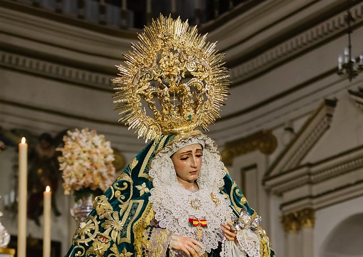 Imagen secundaria 1 - Besamanos en San Gil y Santa Ana con motivo del VII Aniversario de la Coronación de la Esperanza