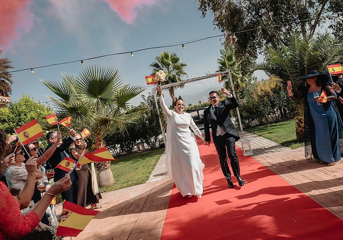 Imagen principal - Imágenes de la entrada a la boda tomadas por el fotógrafo. Debajo, calcetines con la Virgen del Pilar.