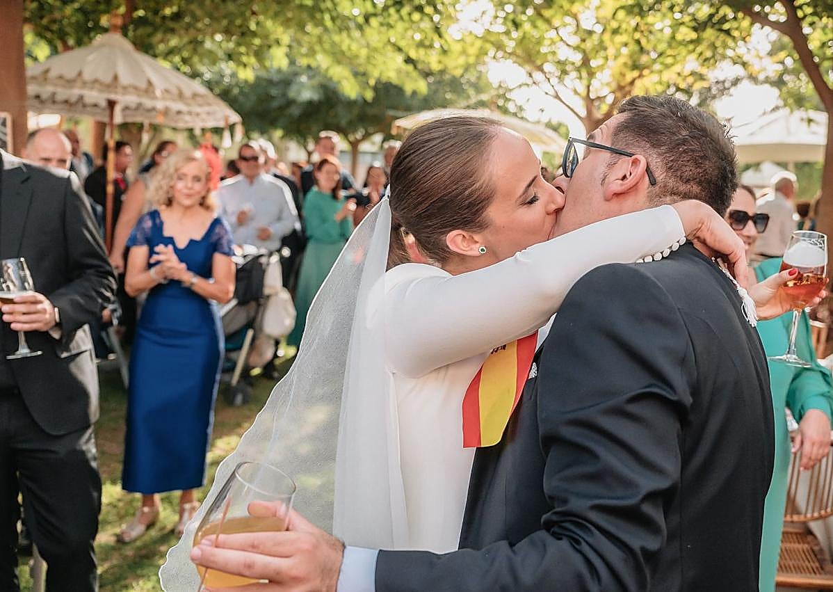 Imagen secundaria 1 - Imágenes de la entrada a la boda tomadas por el fotógrafo. Debajo, calcetines con la Virgen del Pilar.