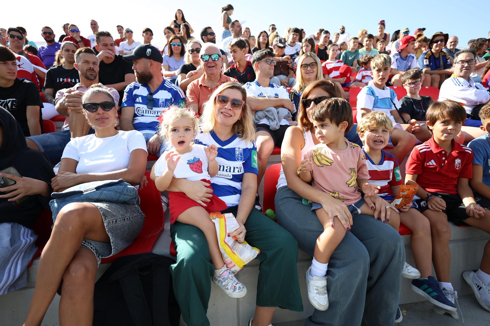 El Granada reúne a 400 personas en su entrenamiento a puerta abierta