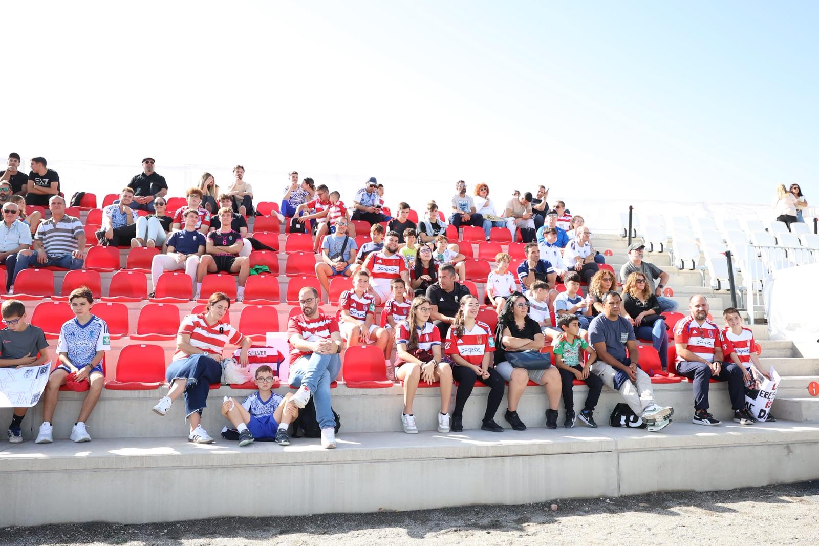 El Granada reúne a 400 personas en su entrenamiento a puerta abierta