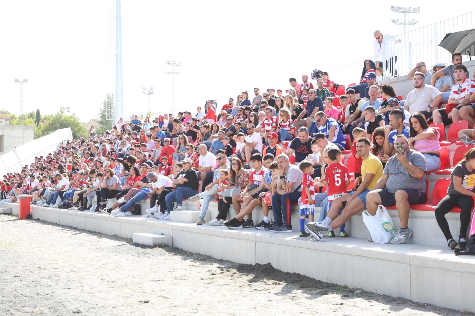 El Granada reúne a 400 personas en su entrenamiento a puerta abierta