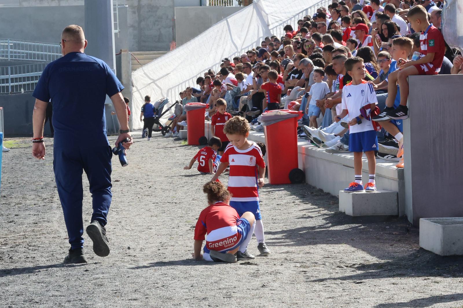 El Granada reúne a 400 personas en su entrenamiento a puerta abierta