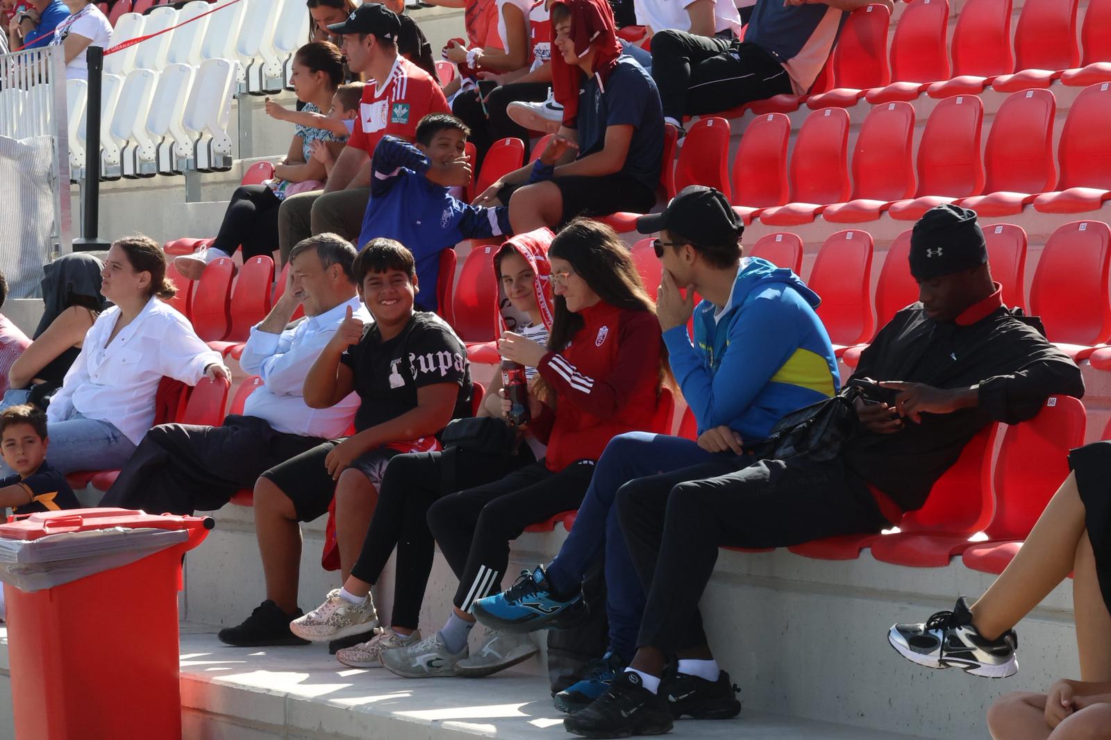El Granada reúne a 400 personas en su entrenamiento a puerta abierta