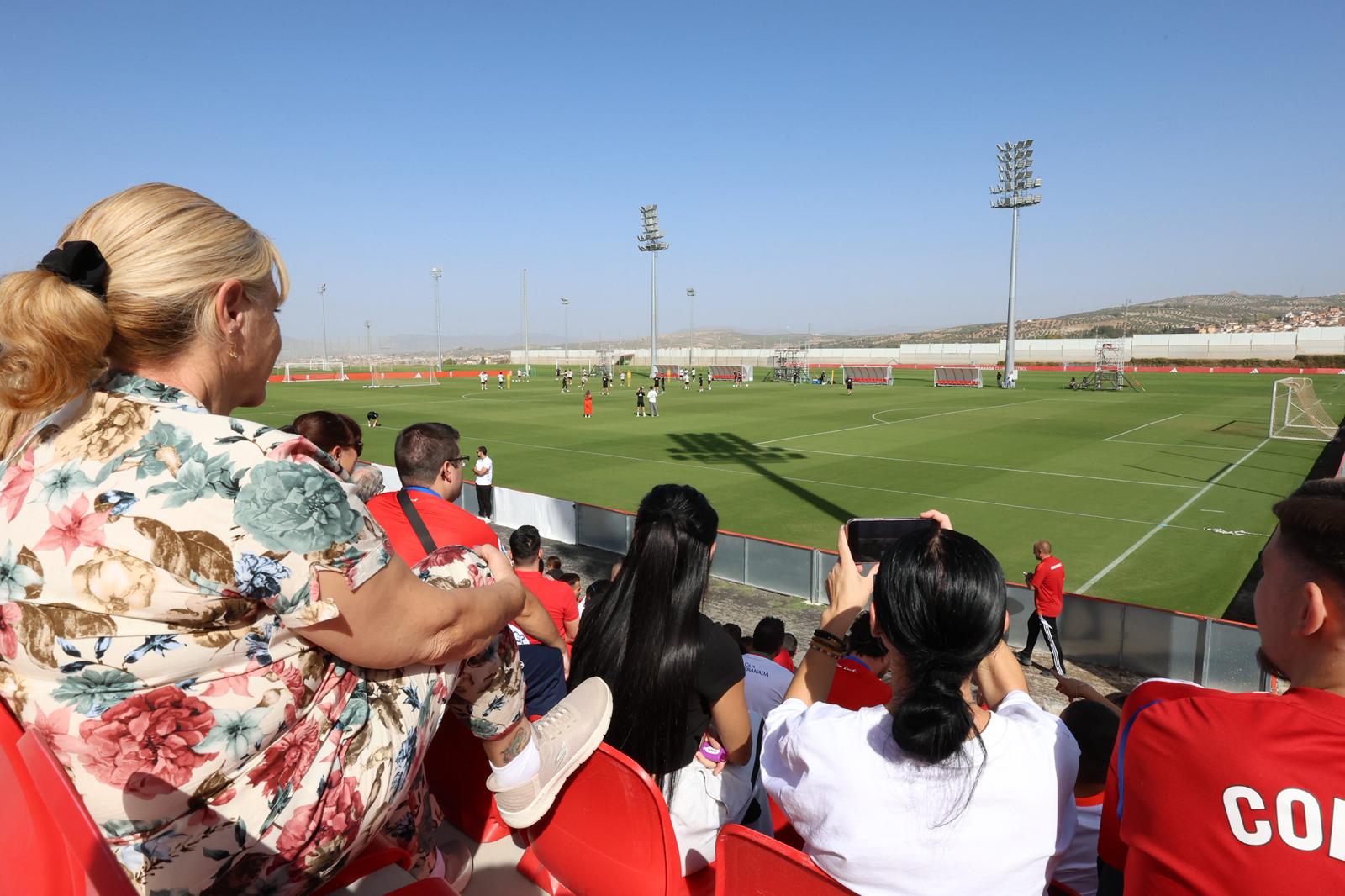 El Granada reúne a 400 personas en su entrenamiento a puerta abierta