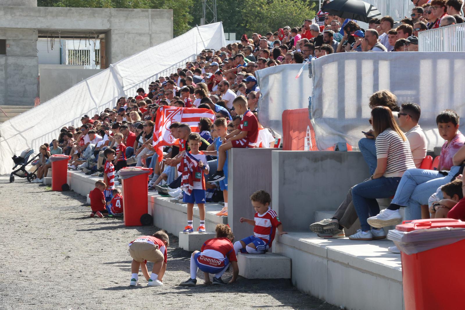 El Granada reúne a 400 personas en su entrenamiento a puerta abierta
