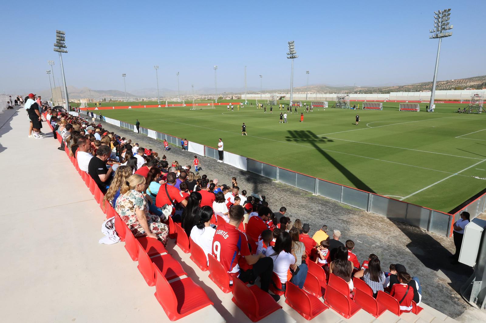El Granada reúne a 400 personas en su entrenamiento a puerta abierta