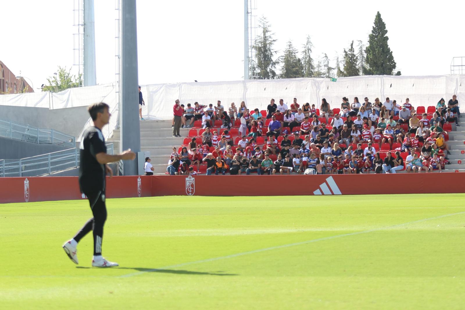 El Granada reúne a 400 personas en su entrenamiento a puerta abierta