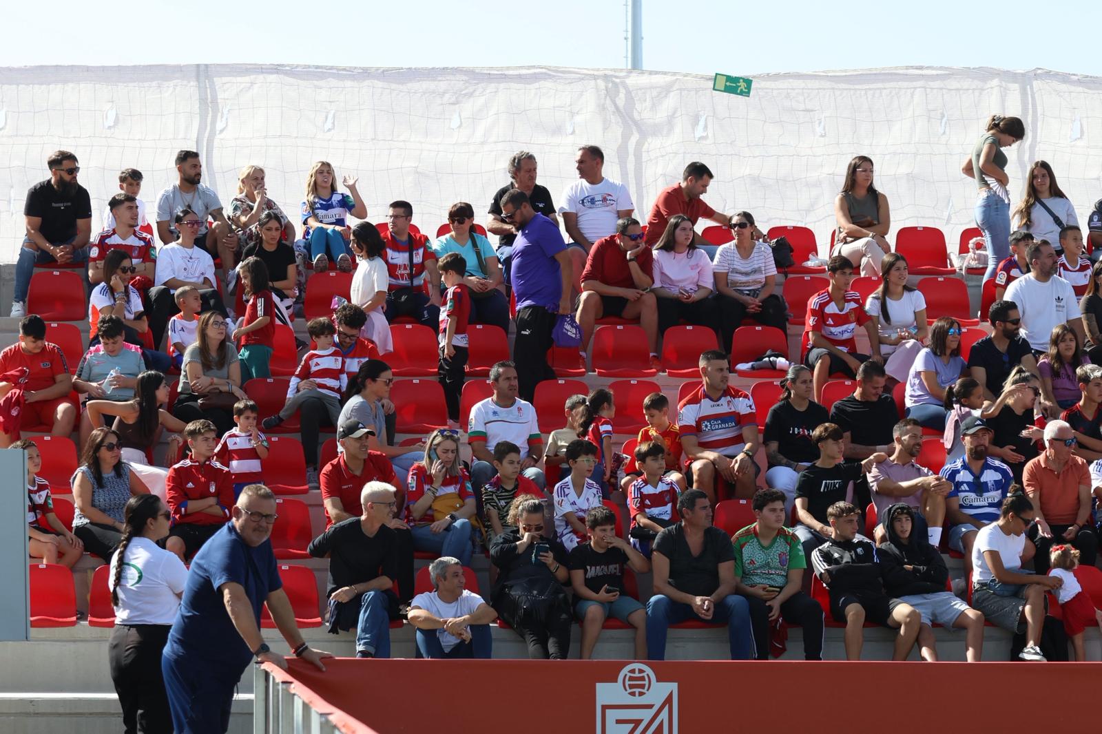 El Granada reúne a 400 personas en su entrenamiento a puerta abierta