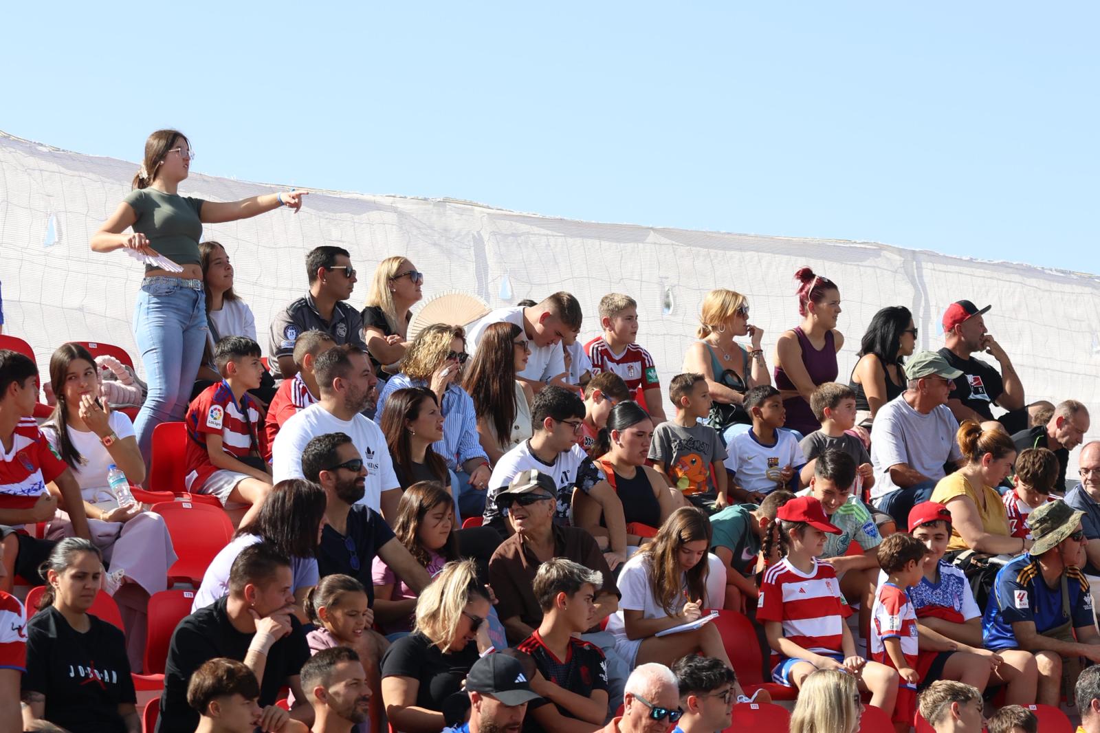 El Granada reúne a 400 personas en su entrenamiento a puerta abierta