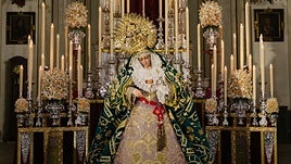 La Virgen de la Esperanza se presenta en su altar con exorno floral compuesto por nardos y rosas de pitimini
