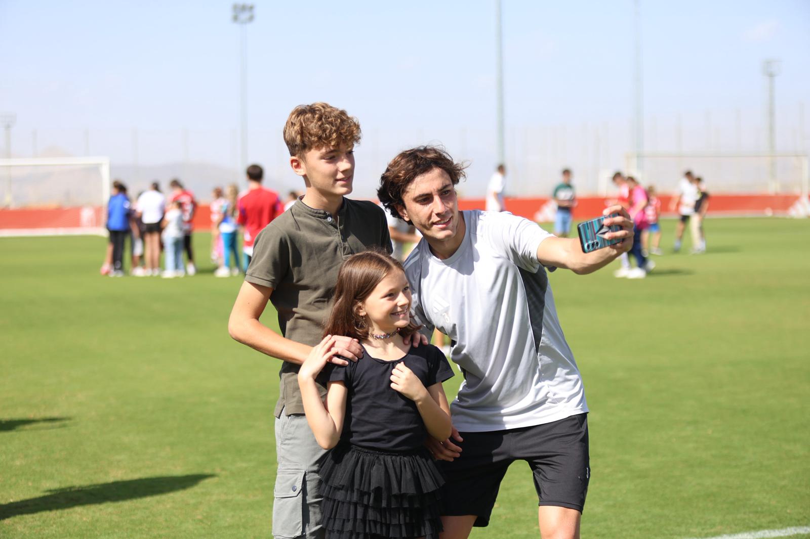 El Granada reúne a 400 personas en su entrenamiento a puerta abierta