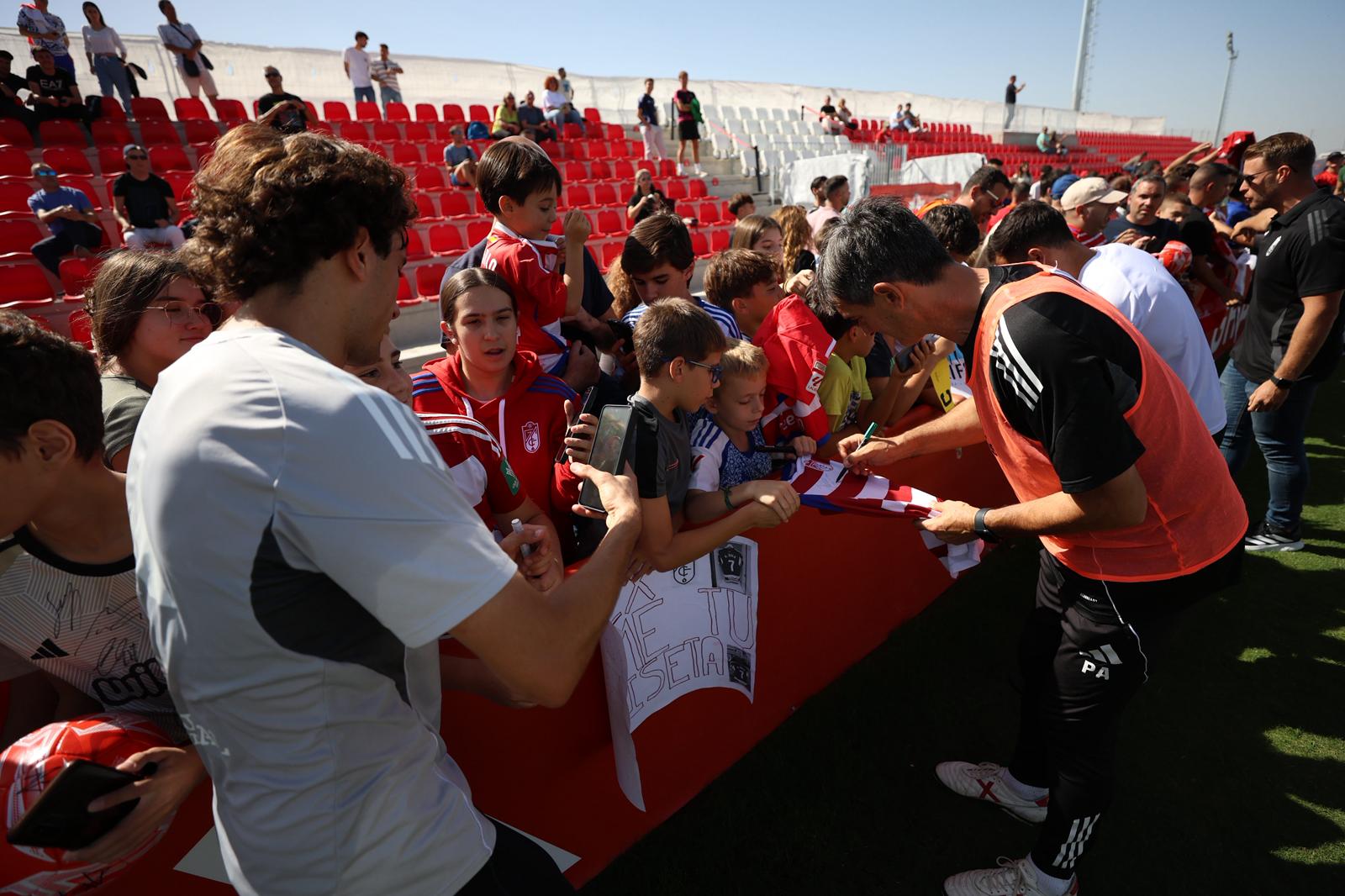 El Granada reúne a 400 personas en su entrenamiento a puerta abierta