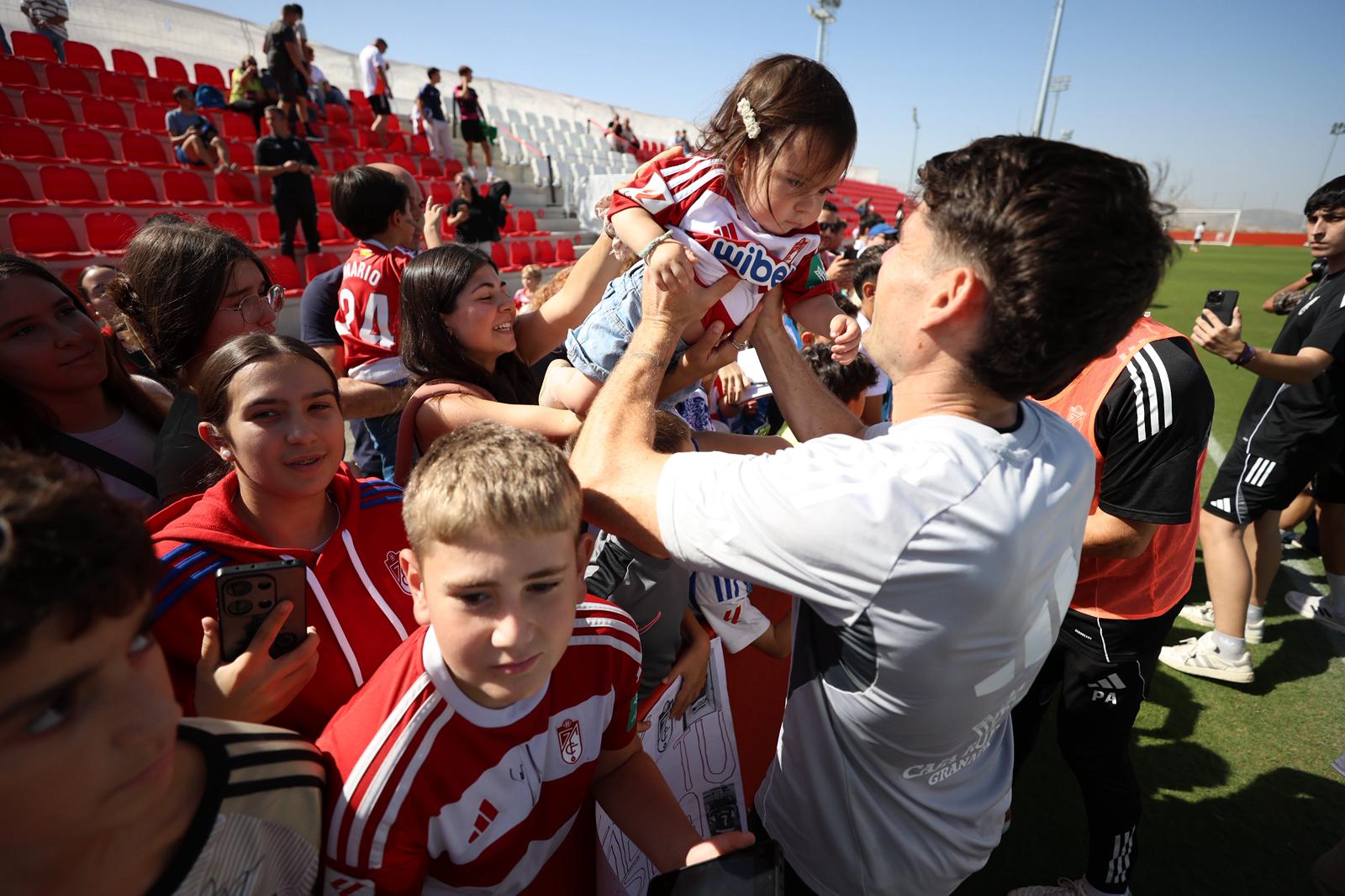 El Granada reúne a 400 personas en su entrenamiento a puerta abierta