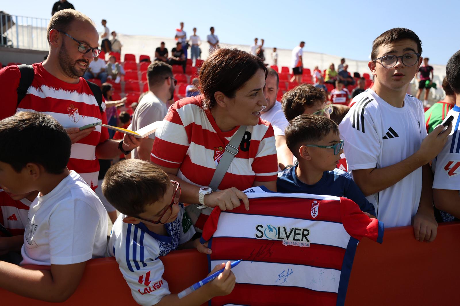 El Granada reúne a 400 personas en su entrenamiento a puerta abierta