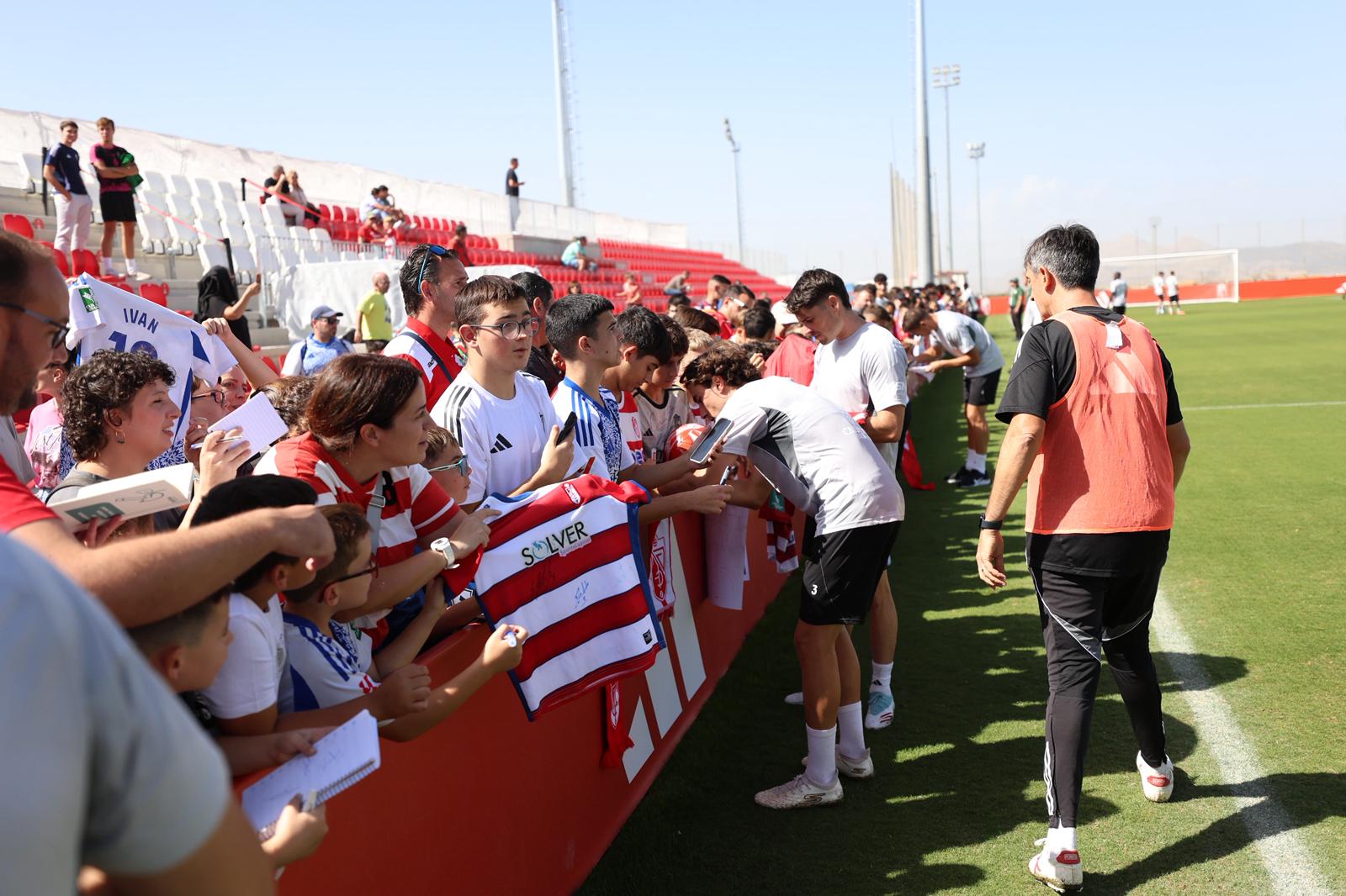 El Granada reúne a 400 personas en su entrenamiento a puerta abierta