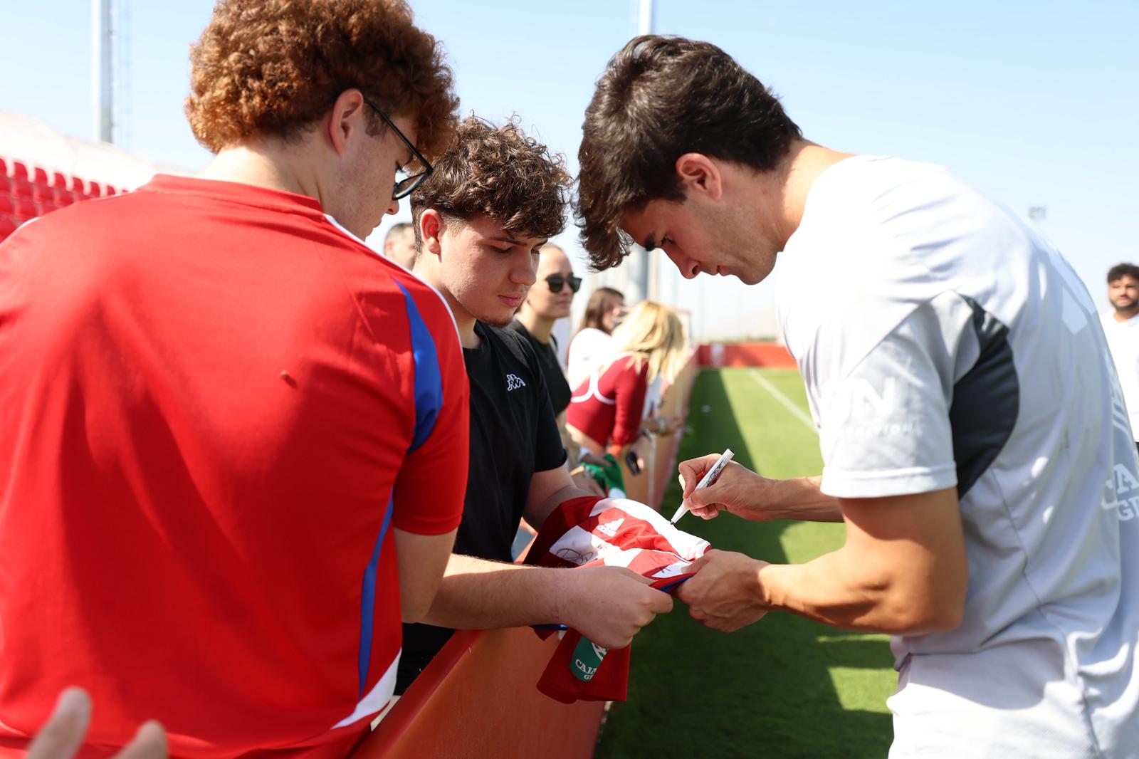 El Granada reúne a 400 personas en su entrenamiento a puerta abierta