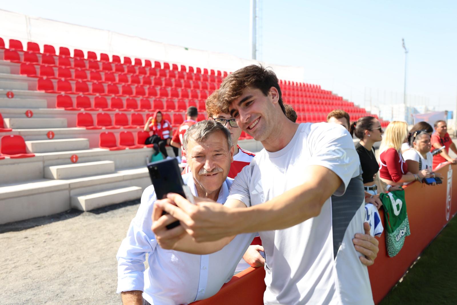 El Granada reúne a 400 personas en su entrenamiento a puerta abierta
