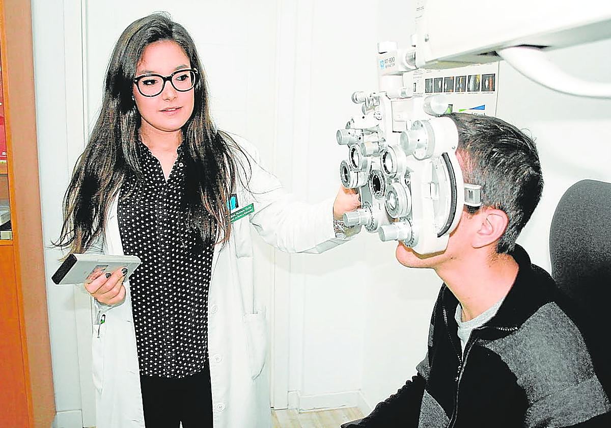 Un paciente se somete a una revisión ocular.