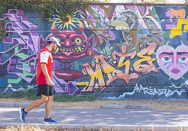 Viandante en el carril bico de la Circunvalación.