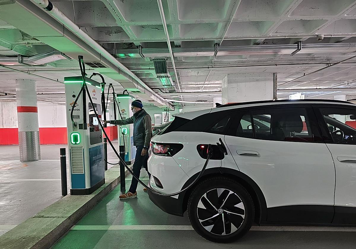 Punto de carga eléctrica en un parking de Granada.