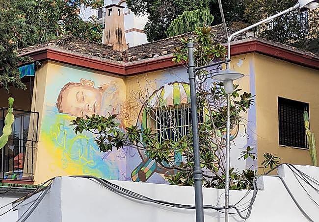 Bebé durmiendo en la fachada de una vivienda en la Cuesta Escoriaza.