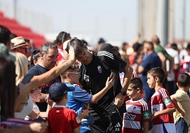 Pacheta, rodeado de pequeños.