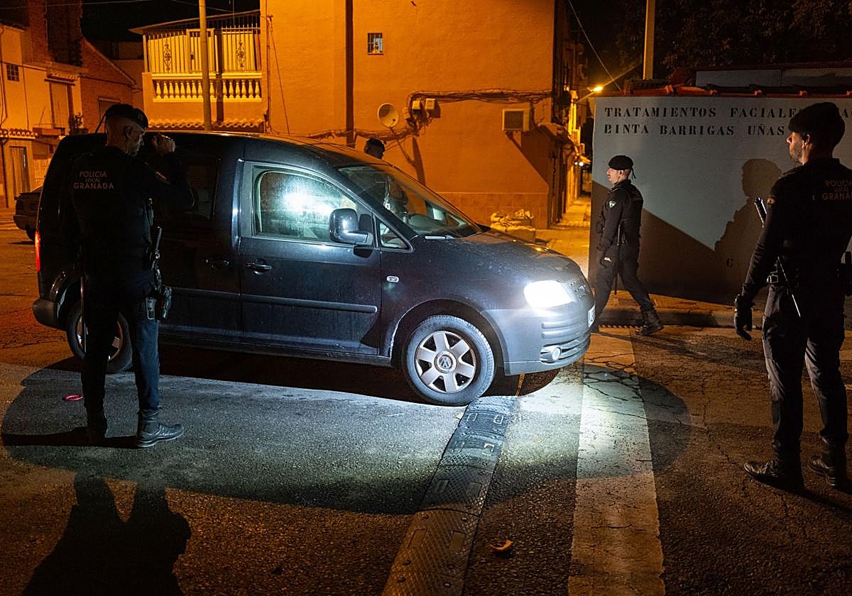 De ruta nocturna con la patrulla de la Policía Local de Granada