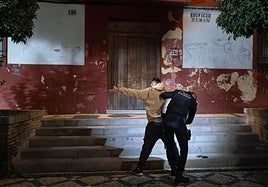 Un joven se deja registrar en la zona de Elvira.