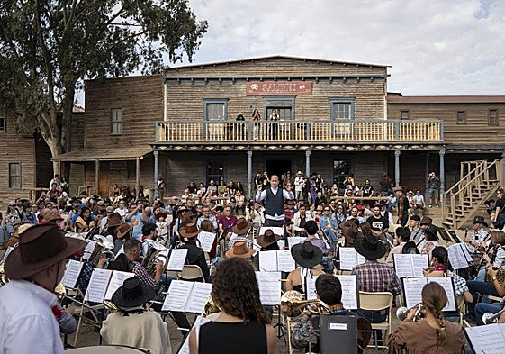 La banda de Tabernas interpreta música de Baños en Fort Bravo durante la entrega del premio.