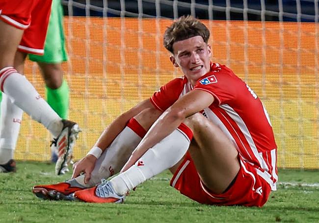 Dzodic refleja en su rostro el cansancio al final del partido (arriba). Rubi mira la hora de acabar e partido (abajo).