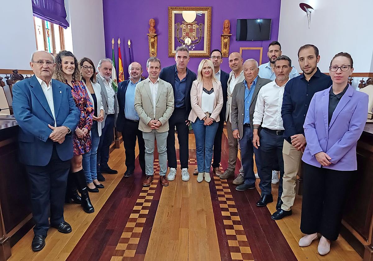 Foto de familia tras el acuerdo con el Real Jaén.