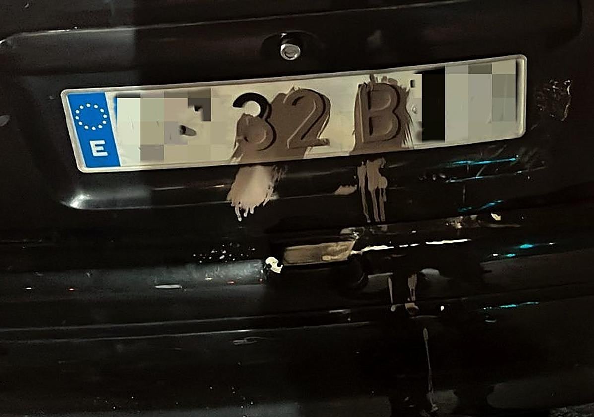 Matrícula tapada con arcilla por un estudiante de Madrid.