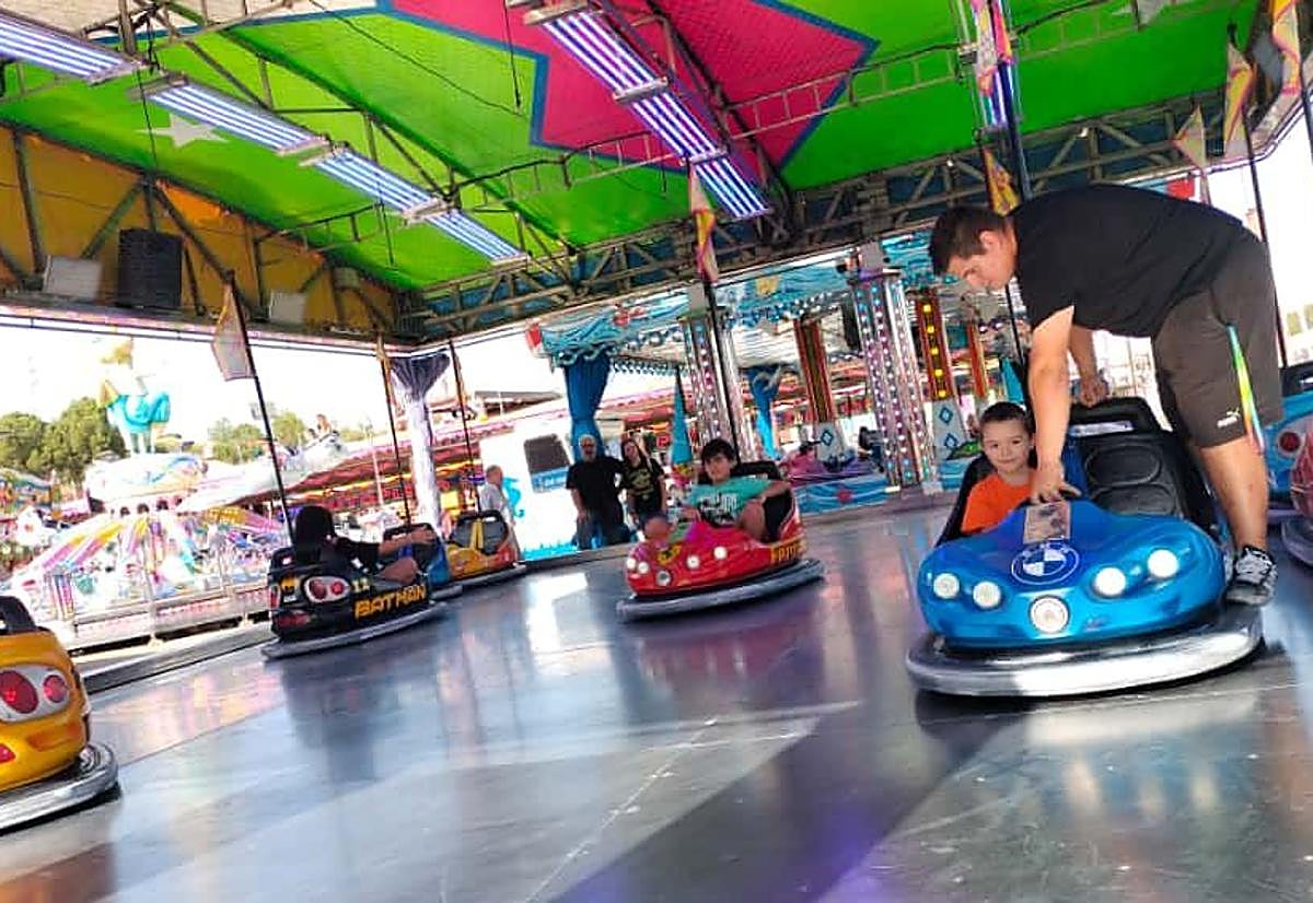 Menores en la atracción de los coches de choque.