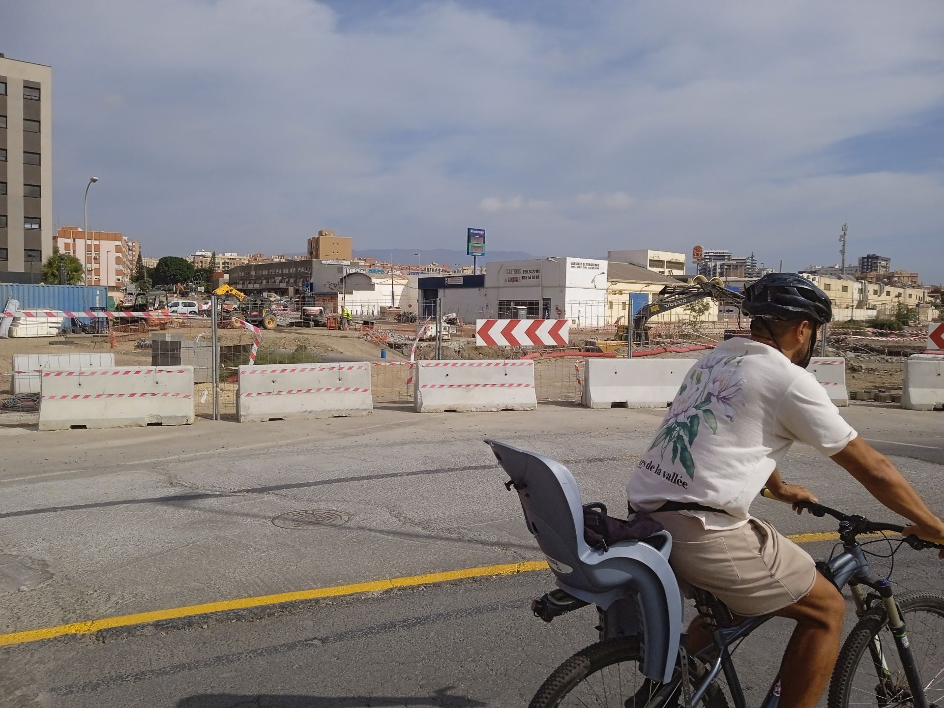 Así ha quedado la avenida del Mediterráneo, sin rastro del puente