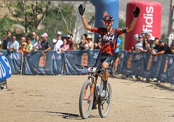 David Valero recibe el cariño de Baza al ganar su décimo título de campeón de España.