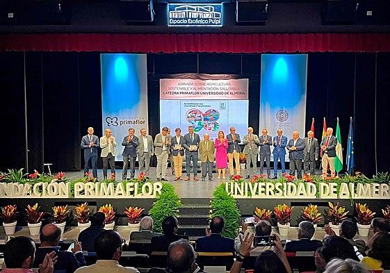 Foto de familia de autoridades y ponentes en la V Jornada de la Cátedra Primaflor-UAL.