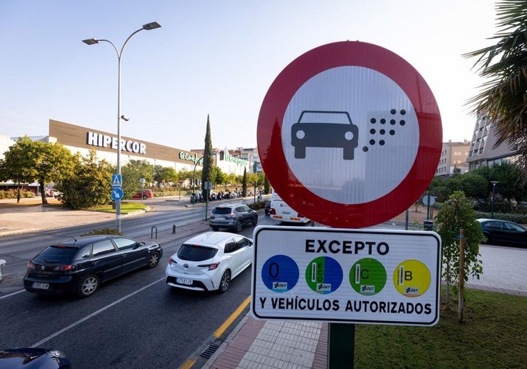 Quejas entre los comerciantes del centro de Granada por la zona de bajas emisiones