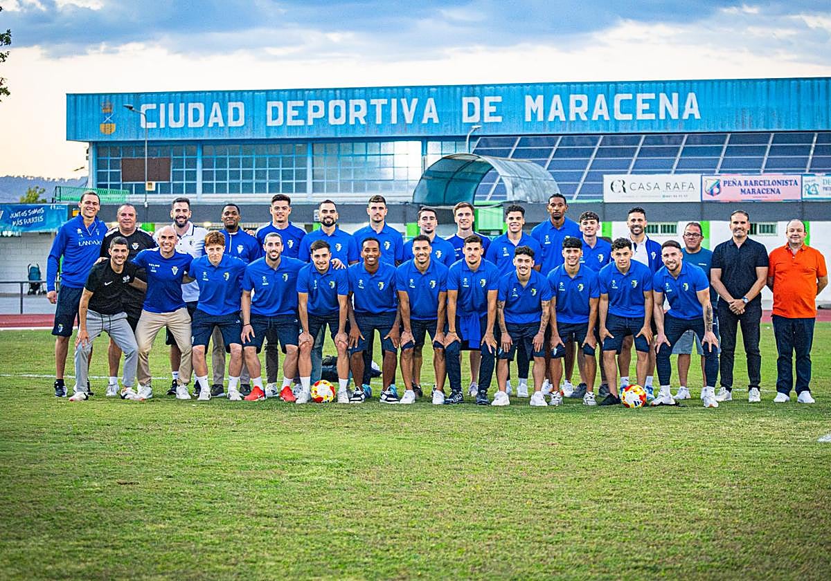 Plantilla del Maracena en su instalación.