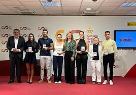 Tasy recibió el premio de manos de Pilar Alegría.