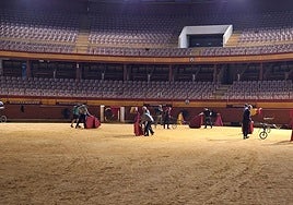 Los aficionados prácticos entrenan hasta de noche en el coso roquetero.