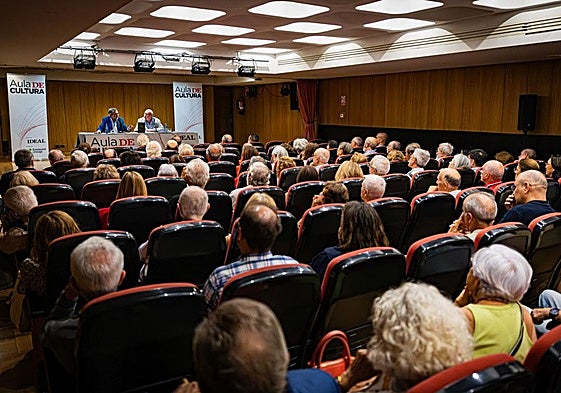 El Aula de Cultura, patrocinada por Fundación Unicaja, tuvo lugar en el auditorio de la ONCE.