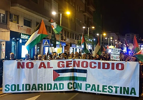 Un momento de la manifestación convocada por la Plataforma Almería por Palestina, ayer en Almería.